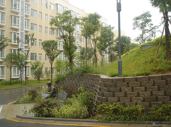 挡土墙砖铺设
